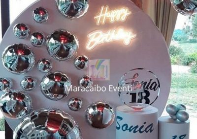 Allestimento compleanno 18 anni diciottesimo diciotto arco sfondo palloncini argento cromato luminoso
