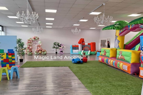 Sala Feste Ancona gonfiabili per compleanni bambini Ancona Magic Land eventi giochi
